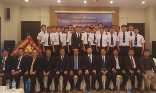 Các thuyền viên Khóa 45 thuộc Dự án nâng cao chất lượng thuyền viên Việt Nam chụp ảnh chung với các đại biểu tại lễ khai giảng. Ảnh: CĐ TCty Hàng hải VN