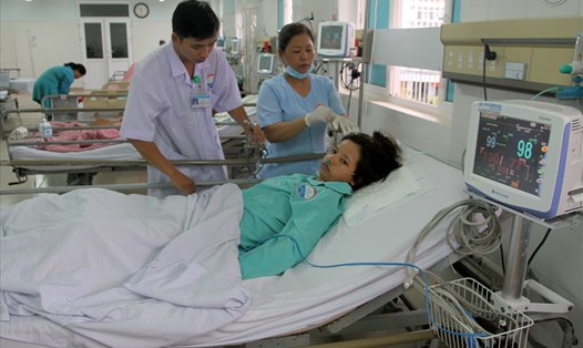 Nữ bệnh nhân được chăm sóc tại Khoa hồi sức chống độc Bệnh viện Đa khoa tỉnh Quảng Trị. Ảnh: Hưng Thơ.