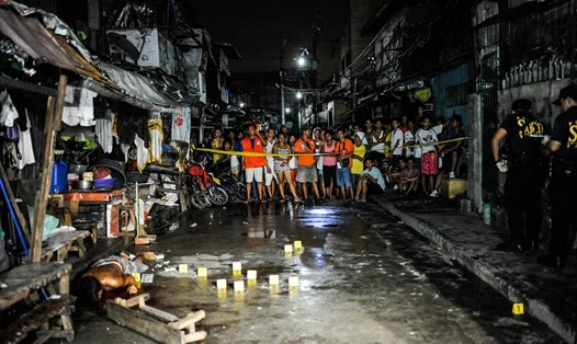Người dân bàng hoàng chứng kiến cảnh tượng một nghi phạm buôn bán ma túy bị bắn chết ở Philippines. Ảnh: Getty Image