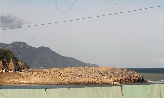 Chủ đầu tư cho xe múc đào đất, đá đưa lên khỏi mặt biển vịnh Nha Trang. Ảnh: PV chụp ngày 8.10