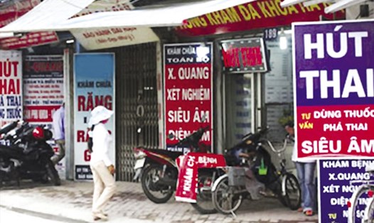 Dịch vụ phá thai tư nhân tràn lan ở Hà Nội. Ảnh: N.H