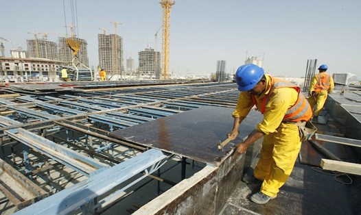 Công nhân xây dựng trên công trường tại Qatar. Ảnh: ILO. (Ảnh minh họa). 