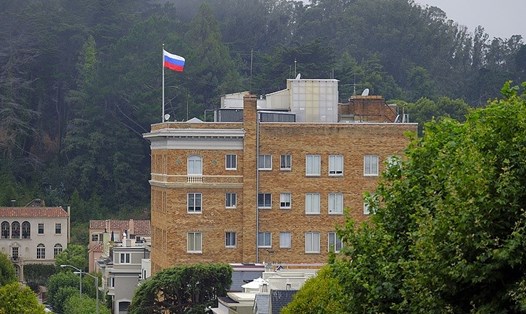 Toà nhà lãnh sự quán Nga tại Mỹ trước khi bị hạ cờ. Ảnh: TASS