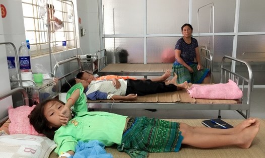 các em nhỏ ngộ độc nấm đang được điều trị tại BVĐK huyện Bảo Yên (Ảnh: Thu Dịu)