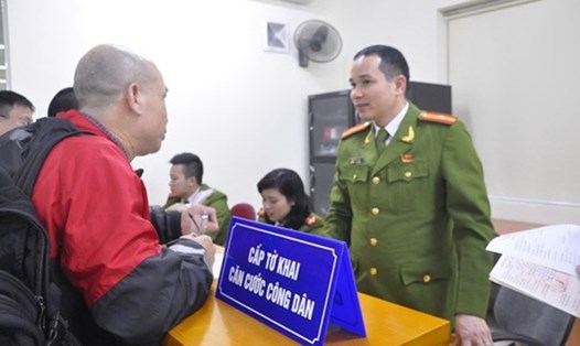 Người dân làm thẻ căn cước công dân ở Hà Nội. Ảnh: LĐO