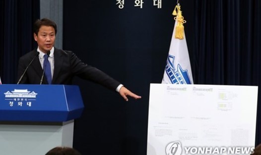Chánh văn phòng phủ Tổng thống Hàn Quốc Im Jong-seok công bố bằng chứng về việc sửa đổi thời gian bà Park Geun-hye nhận được thông báo về vụ chìm phà Sewol. Ảnh: Yonhap