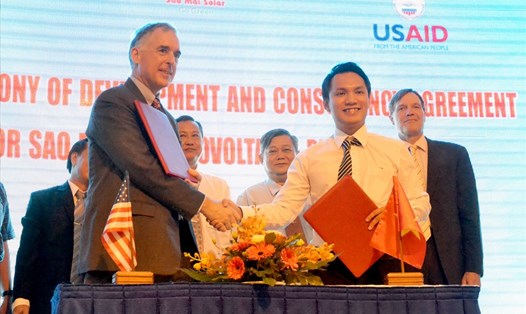 Đại diện TĐSM và USAID thực hiện hiện nghi thức ký hợp tác Dự án Nhà máy Điện NLMT.