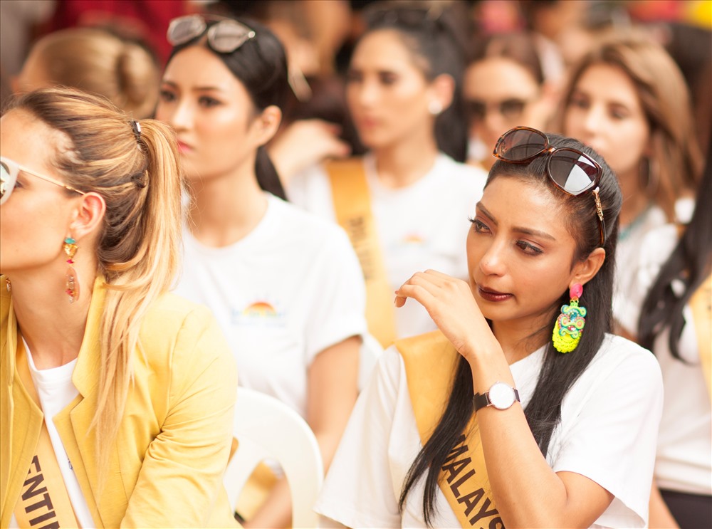 Người đẹp Malaisia không cầm được nước mắt khi thấy hoàn cảnh thực tế của các cháu khuyết tật.