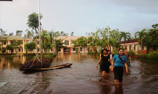 Sân Trường Tiểu học Đức Thuận chiều ngày 13.10 vẫn còn ngập sâu. Ảnh: Trần Tuấn