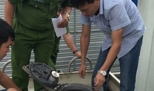 Cơ quan chức năng Nghệ An tiến hành điều tra vụ pha chế xăng kém chất lượng. Ảnh: CACC