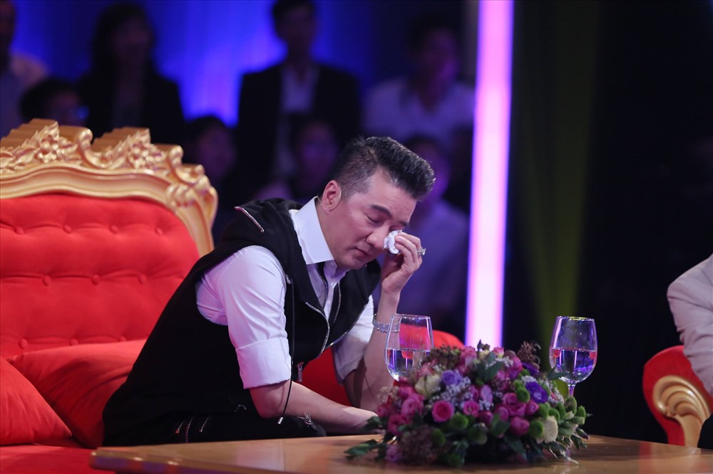 Ca sĩ Đàm Vĩnh Hưng rơi nước mắt khi kể chuyện về mẹ. Ảnh: BTC