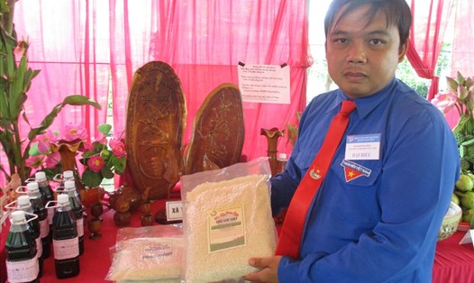 Nguyễn Thanh Hiếu và lúa chét Tràm Chim do anh sản xuất.