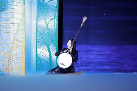 Nam Em mở màn ấn tượng bằng "Dạ cổ hoài lang". Ảnh: AMI team