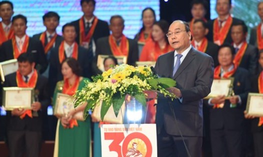 Thủ tướng phát biểu tại Chương trình Tự hào nông dân Việt Nam 30 năm Đổi mới. Ảnh: Quang Hiếu