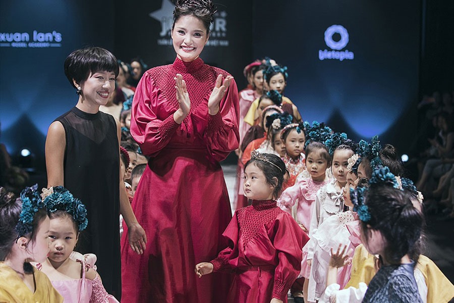 Hương Giang  cùng con gái và các mẫu nhí. Ảnh:Kiếng Cận