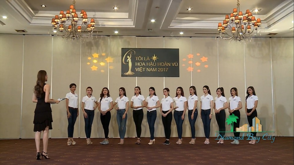 Những cô gái bước vào phần thử thách "Bữa tiệc cùng một nhân vật đặc biệt". 