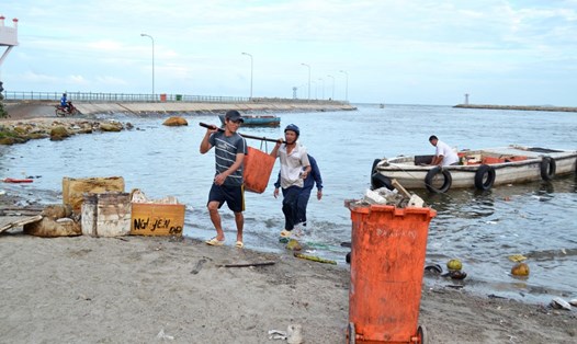 Mỗi ngày, nhân viên BQL Công trình công cộng huyện Phú Quốc vớt trên sông Dương Đông và bãi Dinh Cậu hơn 7m3 rác. Ảnh: L.T