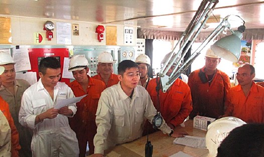 Ông Vũ Phúc Huyên - Thuyền trưởng tàu Đại Nam thuộc Cty CP Vận tải biển VN - đang hướng dẫn các thuyền viên về công tác hàng hải tại buồng lái. Ảnh: CĐTCTY