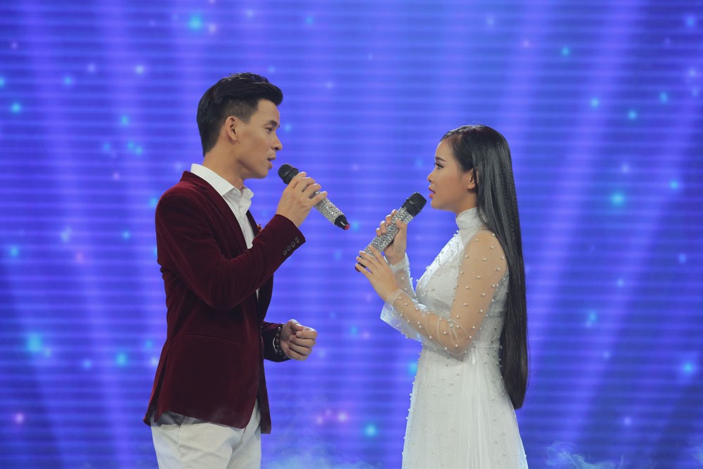 Quỳnh Trang và Huỳnh Thật song ca. Ảnh: Đ.Q