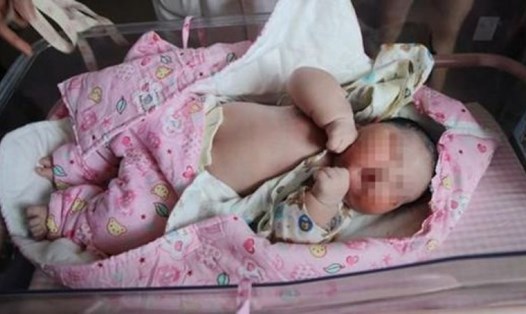 Bé sơ sinh chào đời đã to bằng trẻ bình thường 6 tháng