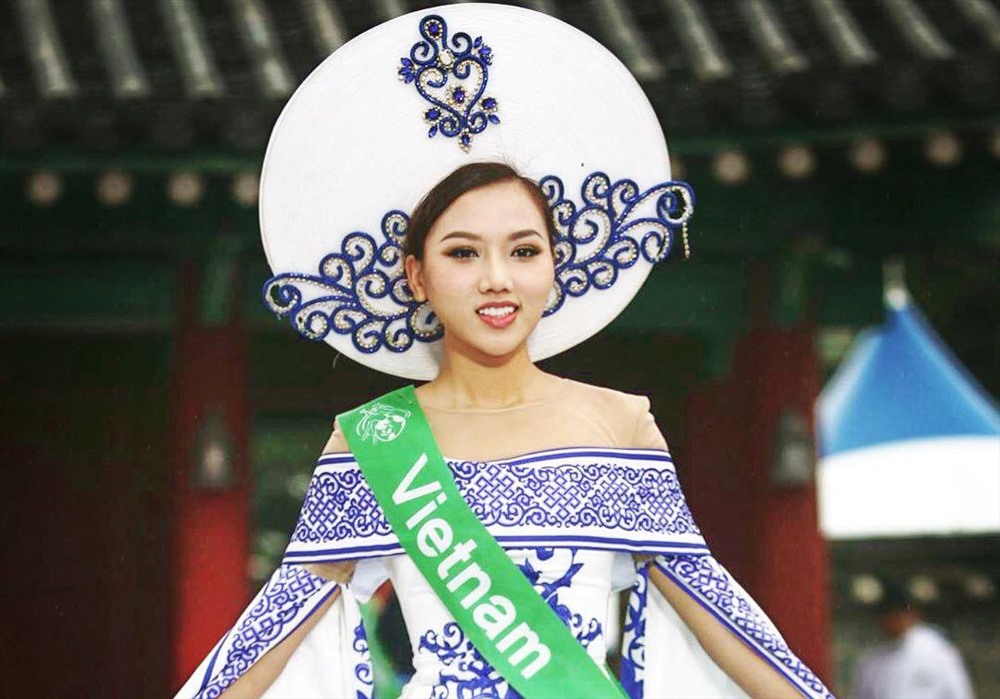 Hoàng Thu Thảo trong trang phục truyền thống. Ảnh: T.L