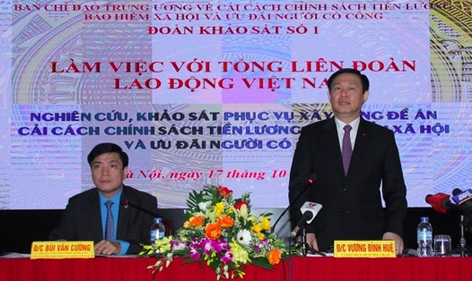 Phó Thủ tướng Vương Đình Huệ (phải) phát biểu chỉ đạo tại buổi làm việc với Tổng LĐLĐVN sáng 17.10. Ảnh: VL
