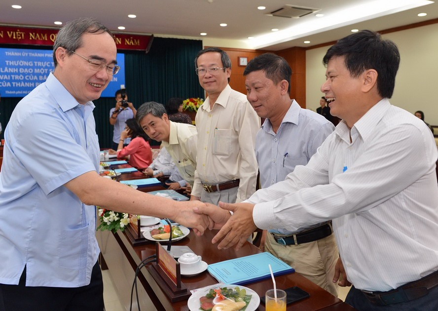 Bí thư Thành ủy Nguyễn Thiện Nhân (bên trái) với lãnh đạo một số cơ quan báo chí. Ảnh Việt Dũng