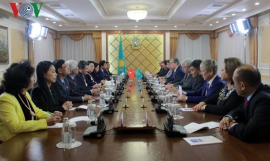 Hội kiến giữa Chủ tịch Quốc hội Nguyễn Thị Kim Ngân và Chủ tịch Thượng viện Kassym Zhomart Tokayev. Ảnh: VOV