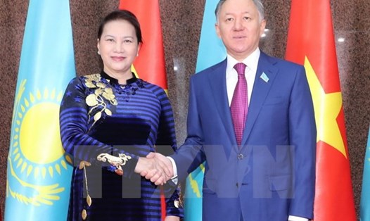 Chủ tịch Quốc hội Nguyễn Thị Kim Ngân và Chủ tịch Hạ viện Cộng hòa Kazakhstan Nurlan Nigmatulin. Ảnh: TTXVN
