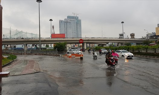 Nước triều từ cống dưới đường gom cầu Thủ Thiêm hòa cùng nước mưa rồi tràn ra đường Nguyễn Hữu Cảnh trong chiều 18.10. Ảnh: Trường Sơn