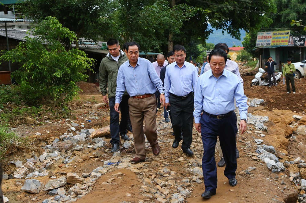 Bộ trưởng Bộ TNMT Trần Hồng Hà cùng đoàn công tác đến thăm vùng rốn lũ Đà Bắc, Hòa Bình. (Ảnh: Sơn Tùng)