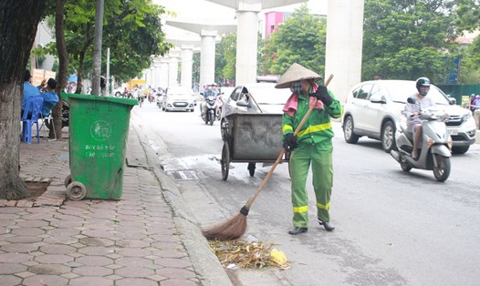 Công việc hằng ngày của các nữ công nhân này là dọn sạch rác ở các tuyến đường. Ảnh: THÙY LINH