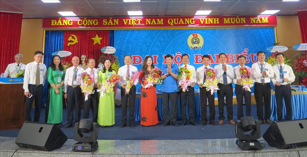 Chủ tịch Tổng LĐLĐ VN Bùi Văn Cường tặng hoa BCH CĐ nhiệm kỳ 2013-2017