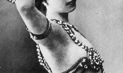 Mata Hari và bộ trang phục đặc biệt của cô.
