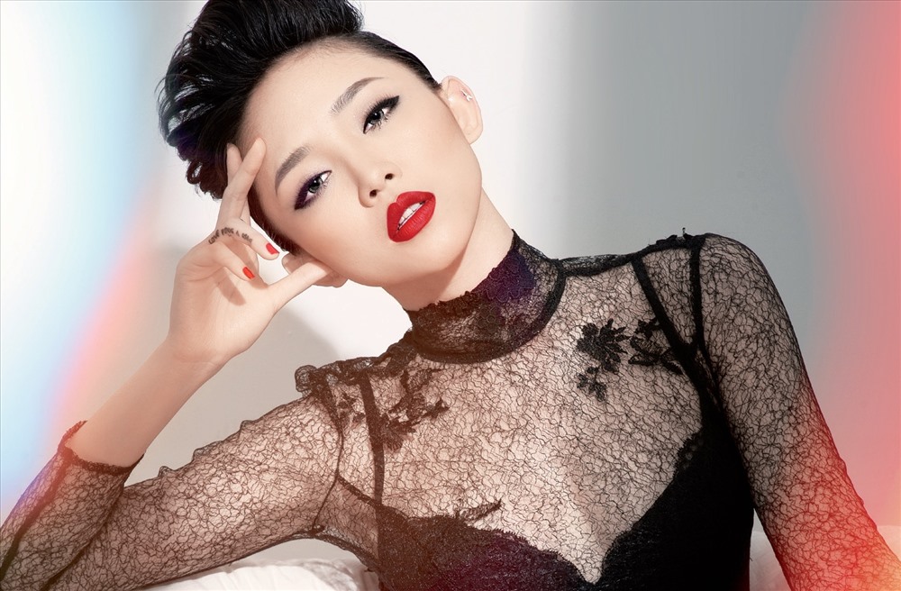 Ca sĩ Tóc Tiên liên tục đăng status khiến fan đặt câu hỏi cô bị bầu show quỵt tiền.