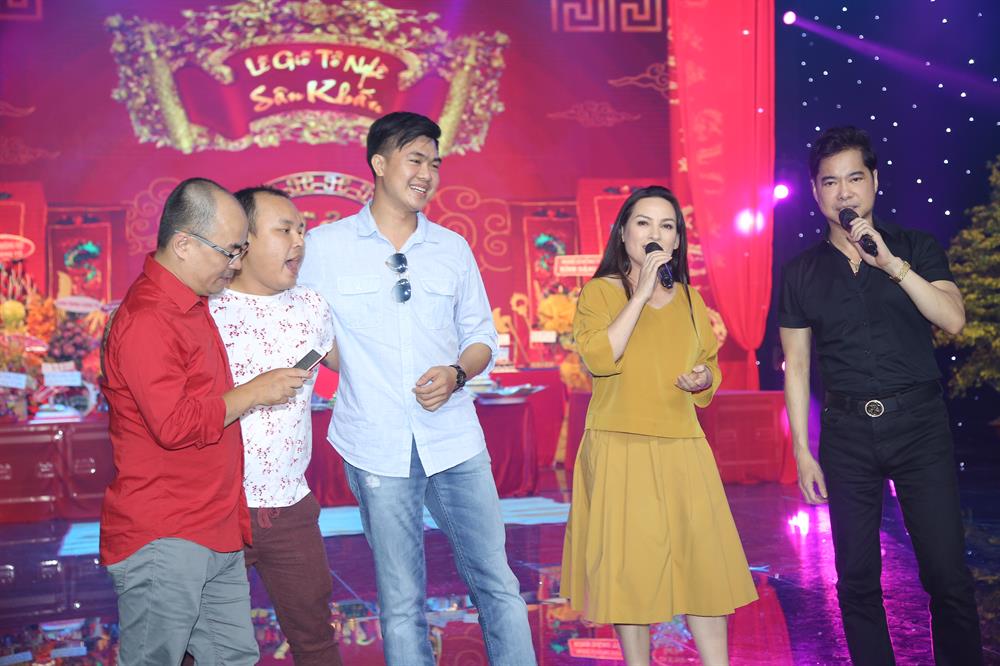 Phi  Nhung và Ngọc Sơn trên sân khấu. Ảnh: DL Duy