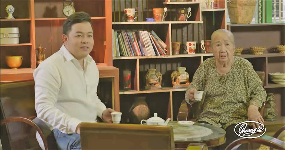 Nghệ sĩ Thiên Kim trong vai bà ngoại của Phương Mỹ Chi và ca sĩ Quang Lê trong một cảnh của MV "Mây chiều".