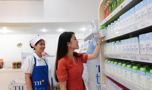 Sản phẩm sữa hữu cơ TH true MILK organic đang bán rộng rãi tại các cửa hàng TH true mart. Ảnh: PV