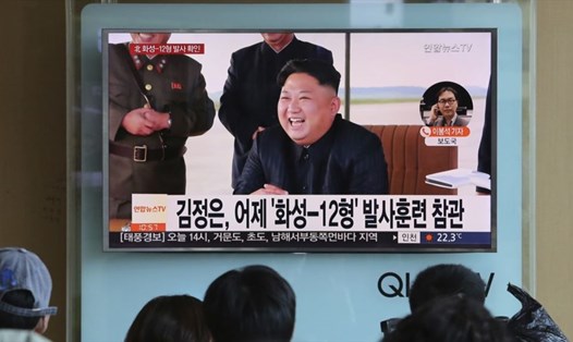 Nhà lãnh đạo Triều Tiên Kim Jong-un trong bản tin nói về vụ phóng thử tên lửa hôm 16.9.2017. Ảnh: AP