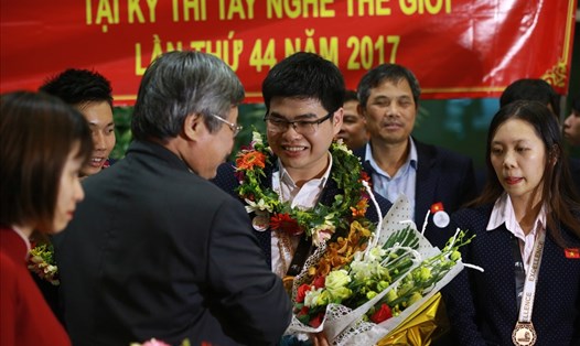 Trần Nguyễn Bá Phước nhận hoa chúc mừng tại sân bay