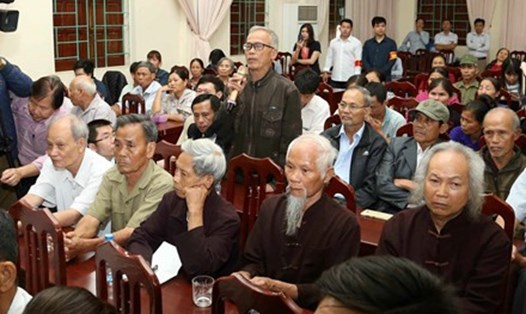Người dân Đồng Tâm nêu các kiến nghị với Chủ tịch TP Hà Nội.  Ảnh: LĐO