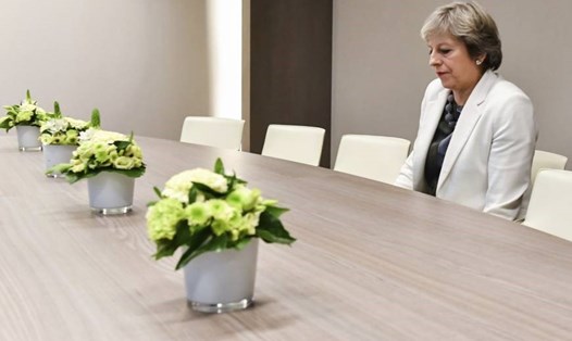 Bức ảnh chụp Thủ tướng Theresa May gây bão trên mạng xã hội. Ảnh: AP