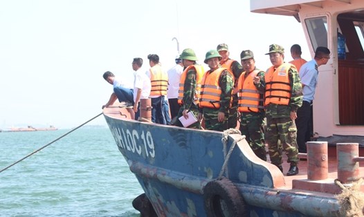 Lực lượng ứng cứu đang tiến hành khoanh vùng, tổ chức trục vớt tàu bị đắm. Ảnh: QTV