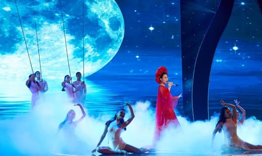 Ca sĩ Khánh Ly trên sân khấu đêm chung kết Người đẹp xứ Trà 2017.