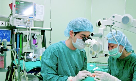 BS Lê Việt Sơn - Trưởng khoa Mắt BV Bạch Mai đang thực hiện một ca phẫu thuật mắt tại Khoa Mắt, BV Bạch Mai (Ảnh: M.T)

