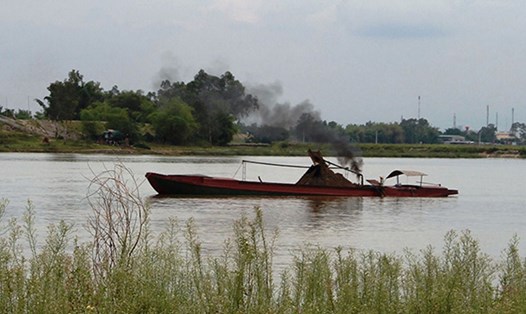 Mộ tàu đang khai thác cát trên sông Lam (Nghệ An). Ảnh: QUANG CƯỜNG