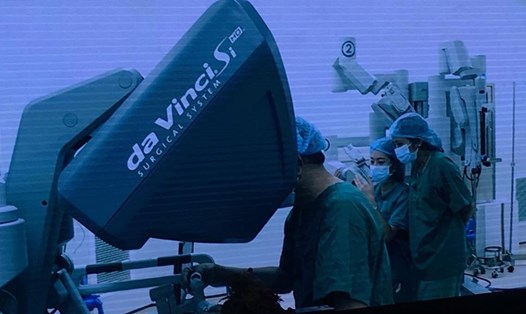 Các bác sĩ Bệnh viện Chợ Rẫy thực hiện ca phẫu thuật bằng robot (ảnh K.Q)