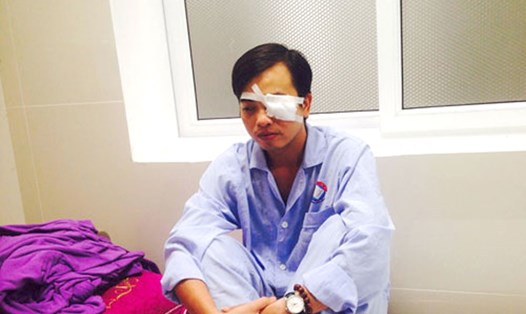 Bác sĩ Trần Văn Sơn đang được điều trị tại bệnh viện. Ảnh: L.N.