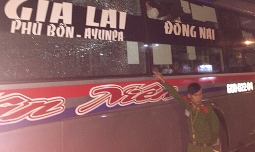 Một vụ ném đá xe khách trên đường Hồ Chí Minh xảy ra vào tháng 7 vừa qua. Ảnh: P.V