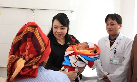 Bộ trưởng Bộ Y tế trong chuyến công tác tại Yên Bái (Ảnh: BYT cung cấp)